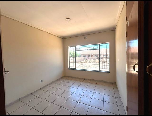 4 BEDROOM HOUSE TO LET IN VANDERBIJLPARK CE 3